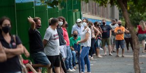 Κόσμος περιμένει στην ουρά για να εμβολιαστεί