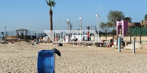 Κόσμος στην παραλία του Αλίμου