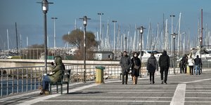 Κόσμος περπατά στην παραλιακή