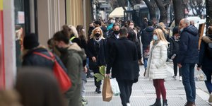 πολιτες πεζοδρομιο