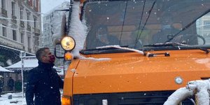 Ο δήμαρχος Αθηναίων Κώστας Μπακογιάννης το πρωί της Τρίτης στο κέντρο της πόλης