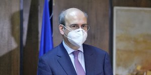 Ο Κωστής Χατζηδάκης με μάσκα