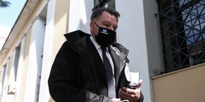 O Αλέξης Κούγιας στην Ευελπίδων κρατώντας κινητό