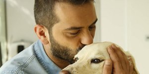 Ο Λεωνίδας Κουτσόπουλος με τον σκύλο του