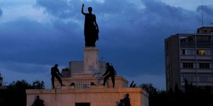 Νέοι σε πλατεία της Λευκωσίας στην Κύπρο