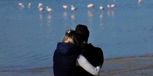 Ζευγάρι αγκαλιασμένο παρακολουθεί τα φλαμίγκο στην Κύπρο