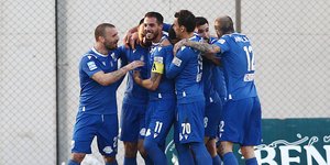 Οι ποδοσφαιριστές της Λαμίας πανηγυρίζουν