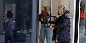 Πρόθεση της κυβέρνησης είναι να ανοίξει το λιανεμπόριο στις 8 Μαρτίου