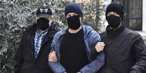 Ο Λιγνάδης κρατείται από αστυνομικούς