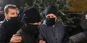 Ο Λιγνάδης συνοδεύεται εκτός Ευελπίδων από αστυνομικούς