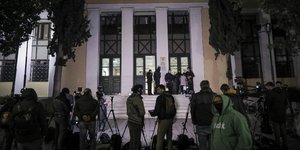 Δημοσιογράφοι έξω από το κτίριο της Ευελπίδων