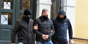 Ο Δημήτρης Λιγνάδης με χειροπέδες έξω από την Ευελπίδων