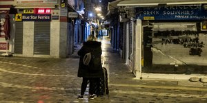 Το Μοναστηράκι νύχτα εν μέσω lockdown