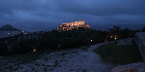 Φωτισμένος Παρθενώνας από μακριά 