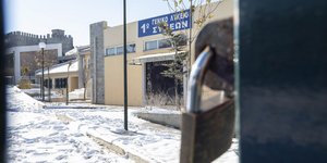 Λουκέτο σε πόρτα σχολείου