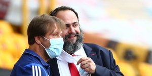 Μαρινάκης και Μάρτινς συζητούν χαμογελώντας