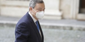 Μάριο Ντράγκι με άσπρη μάσκα