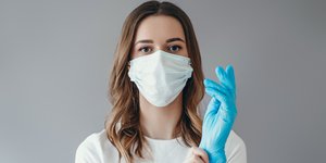 Μια γυναίκα φορά μάσκα για τον κορωνοϊό