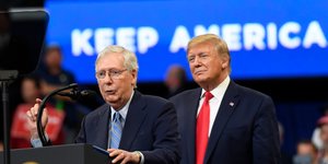 Ο Τραμπ παρακολουθεί ομιλία του Μακόνελ