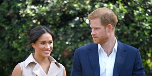 Η Μέγκαν Μαρκλ κρατιέται χέρι χέρι με τον πρίγκιπα Χάρι