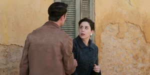 Ο Μελέτης και η Πηνελόπη σε σκηνή της σειράς «Άγριες Μέλισσες»