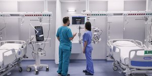 Γιατροί σε ΜΕΘ κοιτάζουν οθόνη