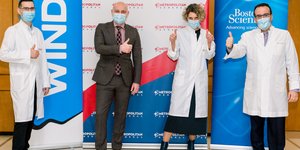 Ο Δρ. Μπασιούκας Στέφανος με την ιατρική του ομάδα