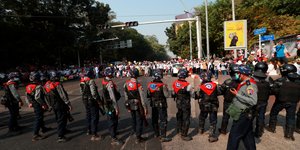 Αστυνομικοί και διαδηλωτές στη Μιανμάρ