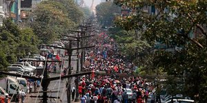 Πολίτες στη Μιανμάρ διαδηλώνουν ενάντια των πραξικοπηματιών / Φωτογραφία: AP Photos