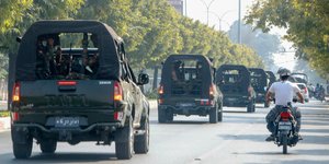 Φορτηγά στο πραξικόπημα της Μιανμάρ