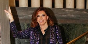 Η Μιμή Ντενίση με σακάκι