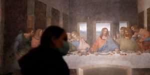 Γυναίκα μπροστά στον περίφημο «Μυστικό Δείπνο» του Λεονάρντο Ντα Βίντσι στο Μιλάνο