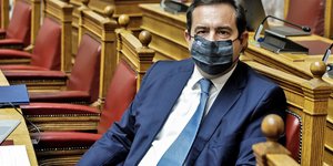 Νότης Μηταράκης ποζαρει στη βουλη