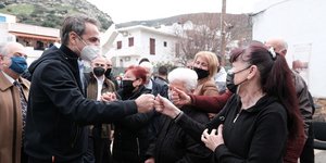 Σε Φούρνους και Ικαρία ο Μητσοτάκης: Εμβολιασμοί για όλους στα μικρά και ακριτικά νησιά