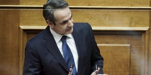 Ο πρωθυπουργός Κυριάκος Μητσοτάκης στο βήμα της Βουλής