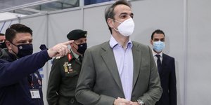 Ο Κυριάκος Μητσοτάκης και ο Ν. Χαρδαλιάς στο MEGA εμβολιαστικό κέντρο στο Μαρούσι