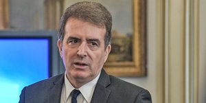 Ο Μιχάλης Χρυσοχοΐδης με μαύρη γραβάτα και σακκάκι