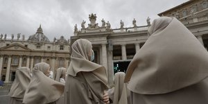 Μοναχές με μάσκες στο Βατικανό