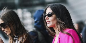 γυναίκα με σκουλαρίκια στην εβδομάδα μόδας