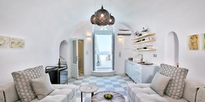 Στο εσωτερικό του Namaste Suites στη Σαντορίνη