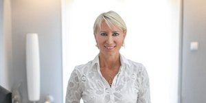 H Νατάσα Παζαΐτη με λευκό πουκάμισο