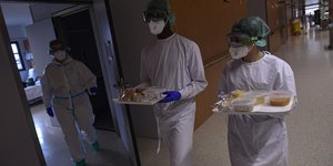 νοσηλευτες δισκοι με φαγητο 