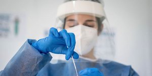 Νοσοκόμα παίρνει δείγμα για τεστ κορωνοϊού στη Γερμανία