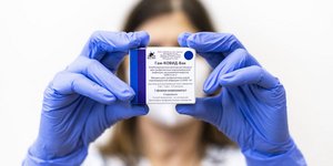 Νοσοκόμα στην Ουγγαρία κρατά τη συσκευασία του ρωσικού εμβολίου ενάντια στον κορωνοϊό