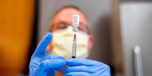 Νοσοκόμος με φυαλίδιο του εμβολίου ενάντια στον κορωνοϊό