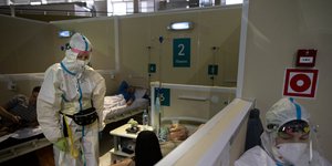 Νοσοκόμος φροντίζει ασθενή με κορωνοϊό σε νοσοκομείο της Ρωσίας