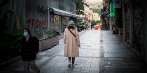 Μια γυναίκα περπατά σε πεζόδρομο