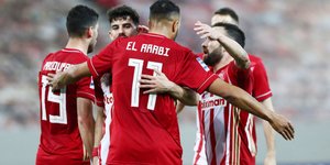 Πανηγυρίζουν οι παίκτες του Ολυμπιακού/ Φωτογραφία: Intime news