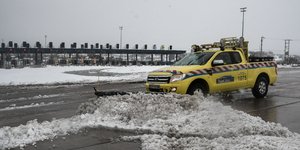 Οχημα σε διόδια εν μέσω χιονιά