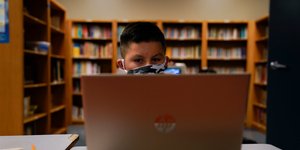 Παιδί κοιτάζει στο λάπτοπ